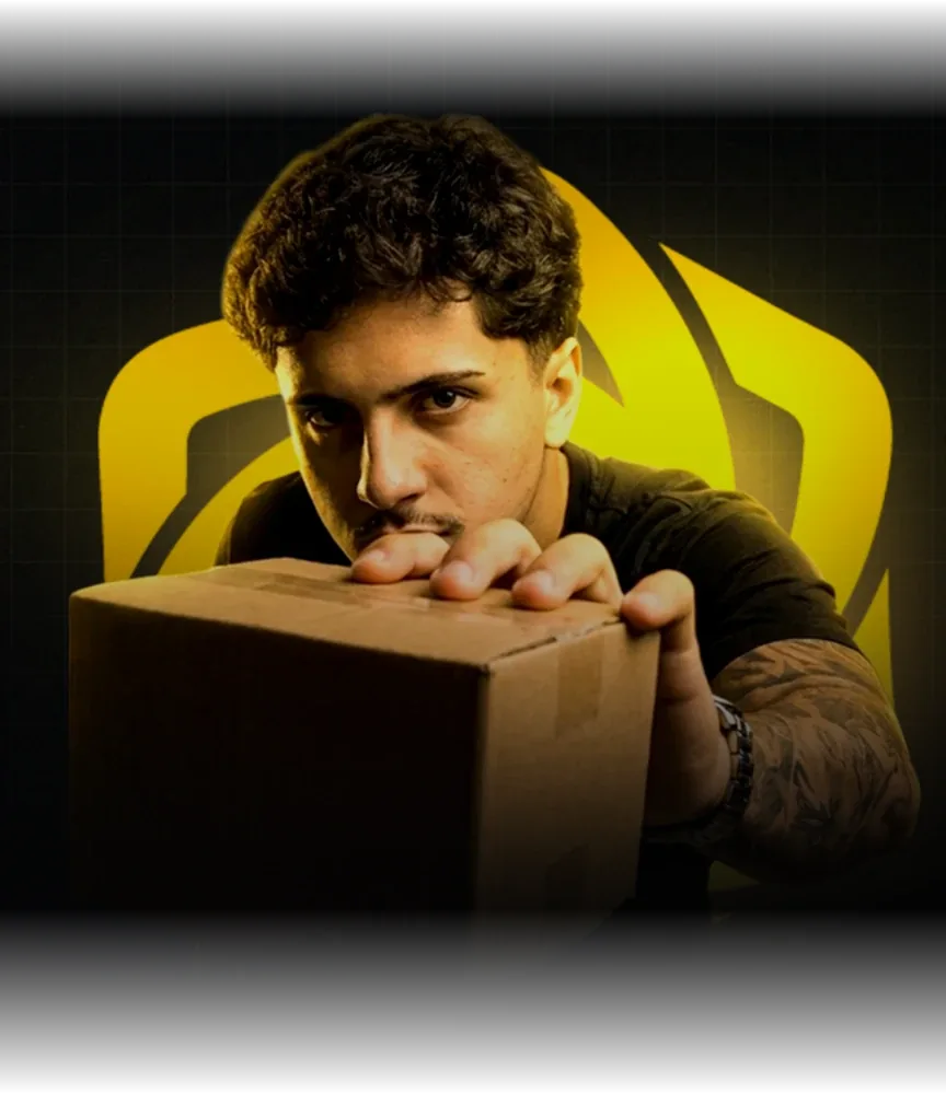Nicolas segurando uma caixa em frente à logo NCE